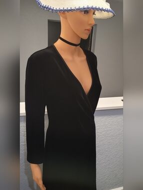 Connected Black velvet dress with a ring at the waist